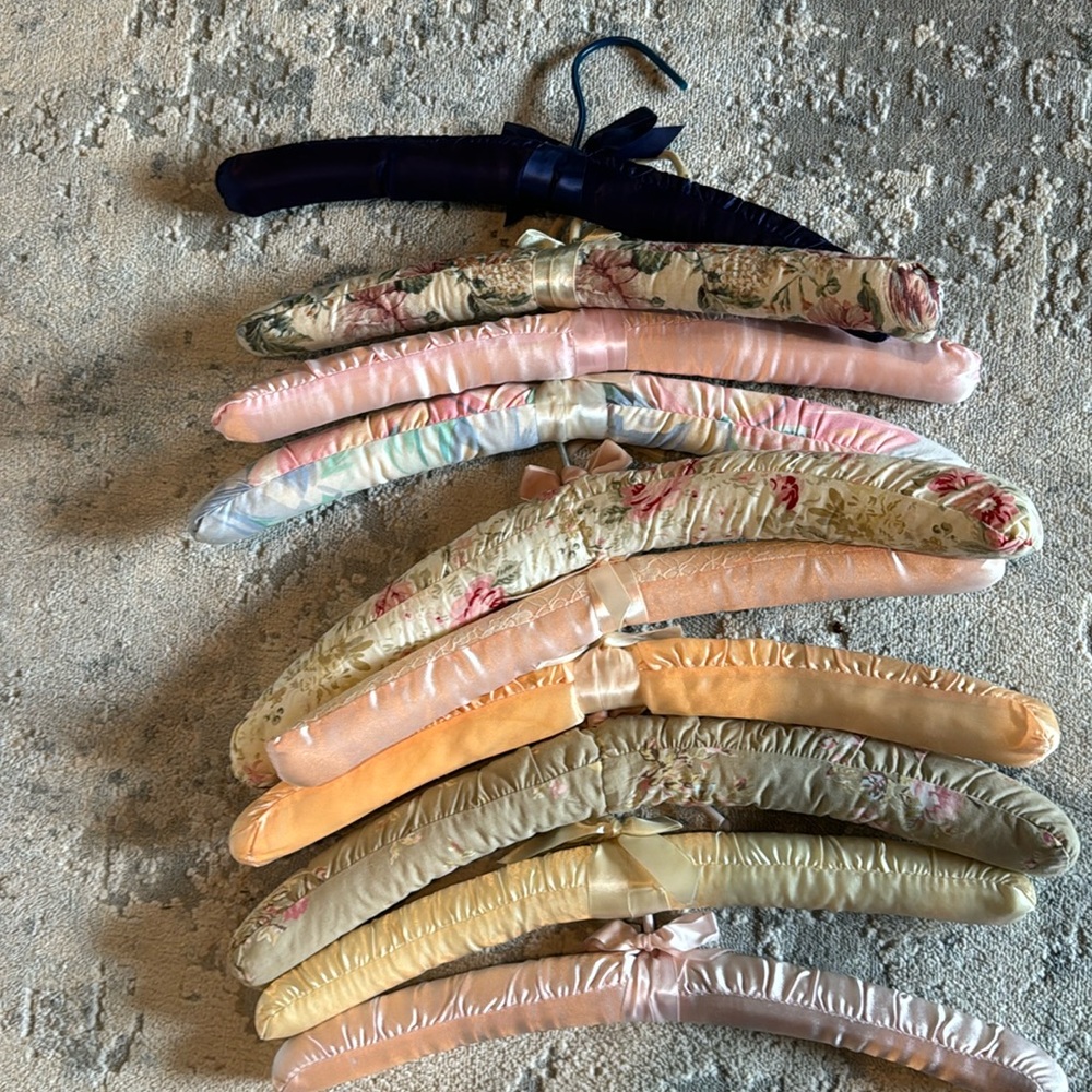 Set of 10 padded hangers